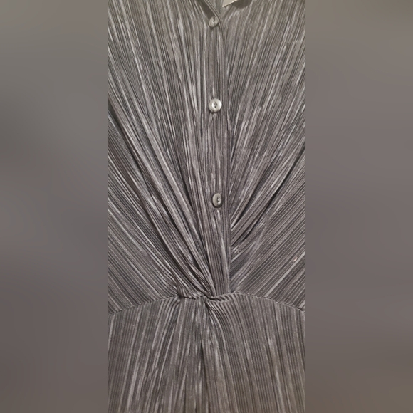 NWT Boohoo Plus Plisse Twisted Shirt. Size 24 - Picture 6 of 11